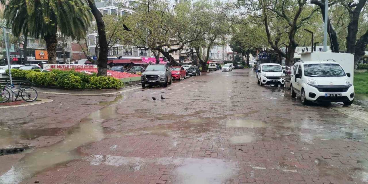 Erdek Sağanak Yağışın Etkisinde Kaldı