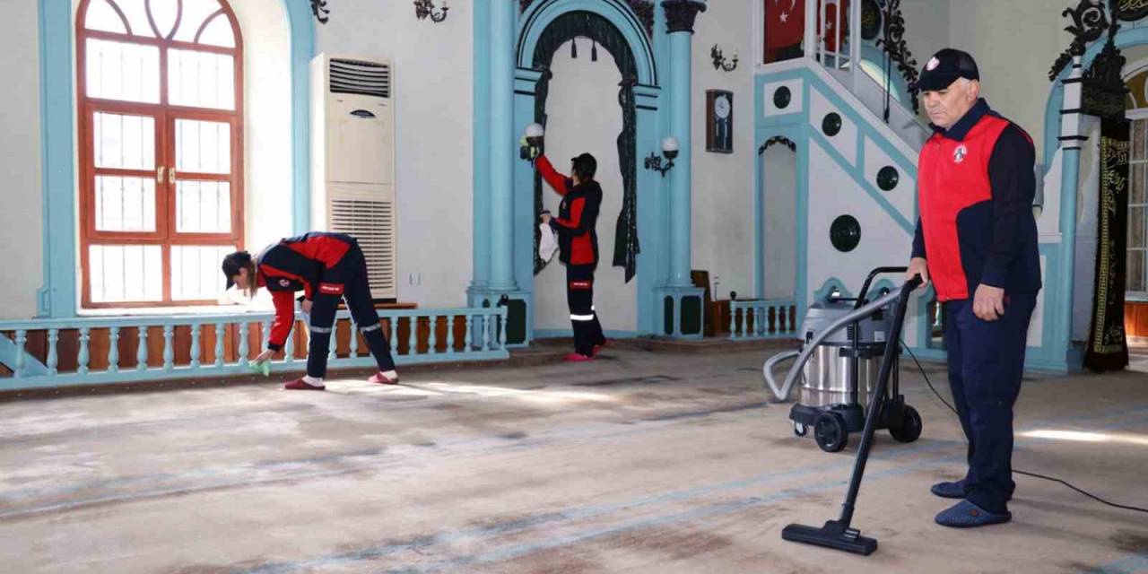 Menteşe Camilerinde Bayram Temizliği