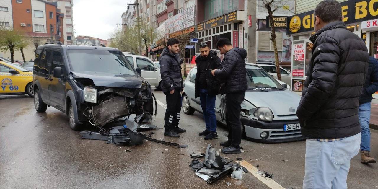 Hafif Ticari Araç İle Otomobil Çarpıştı: 1 Yaralı