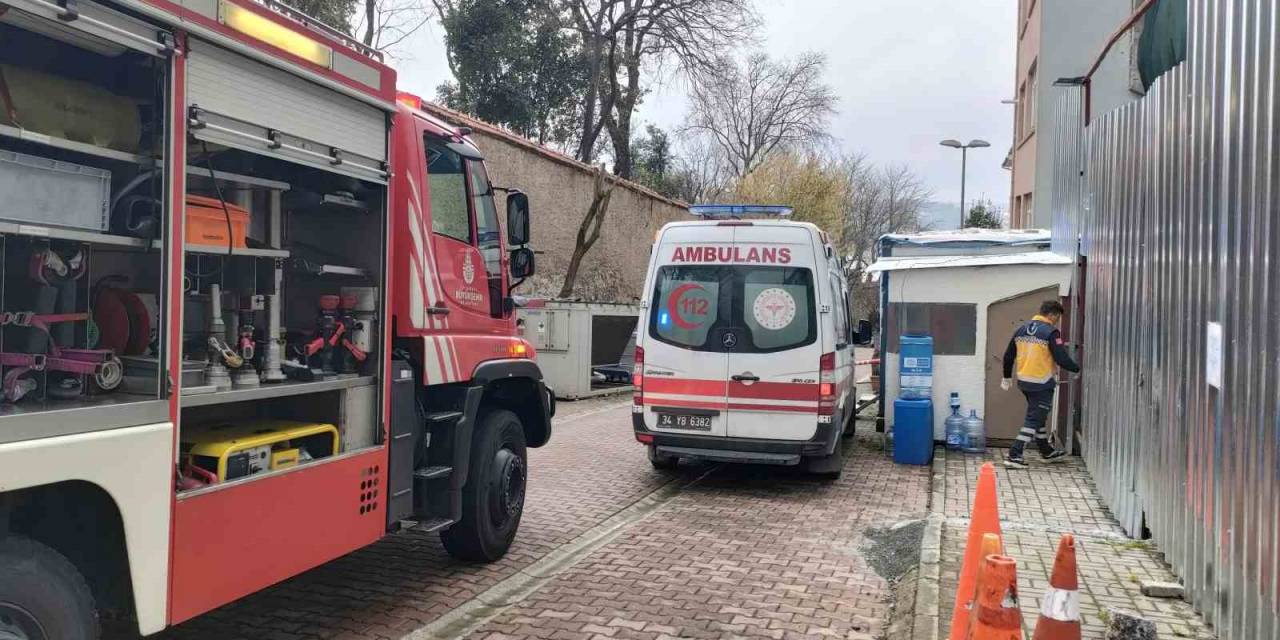 Kuyuya Düşen İnşaat İşçisinin Bacağı Demire Saplandı