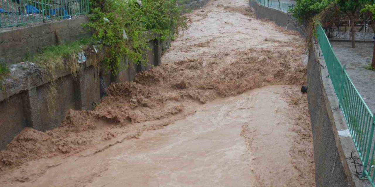 Silopi’de Sağanak Yağış Okulları Tatil Ettirdi