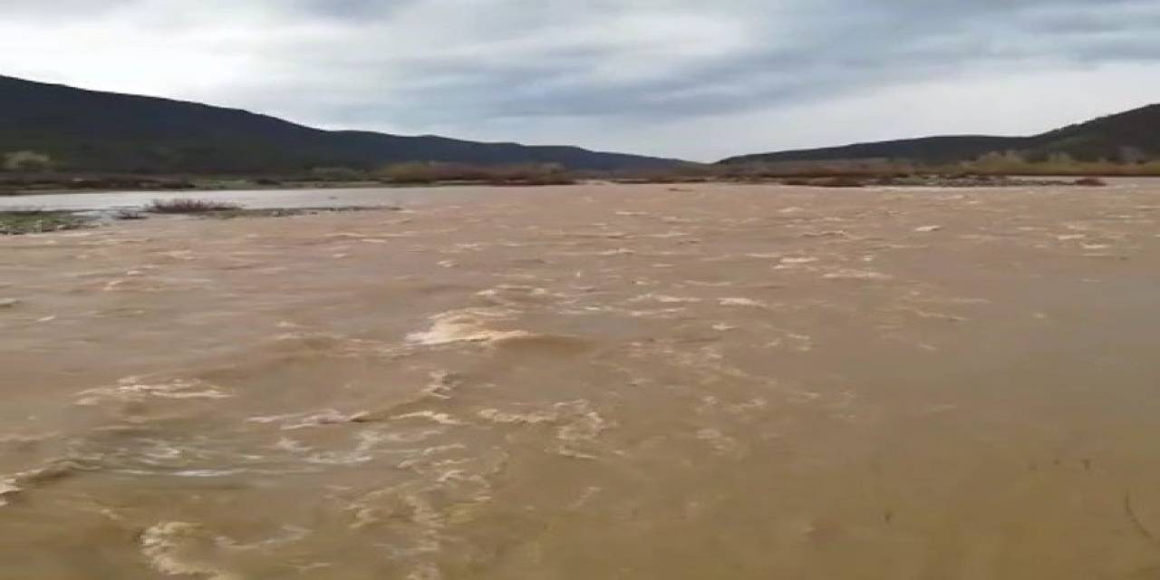 Bingöl’de İki Gündür Devam Eden Sağanak Dereleri Coşturdu