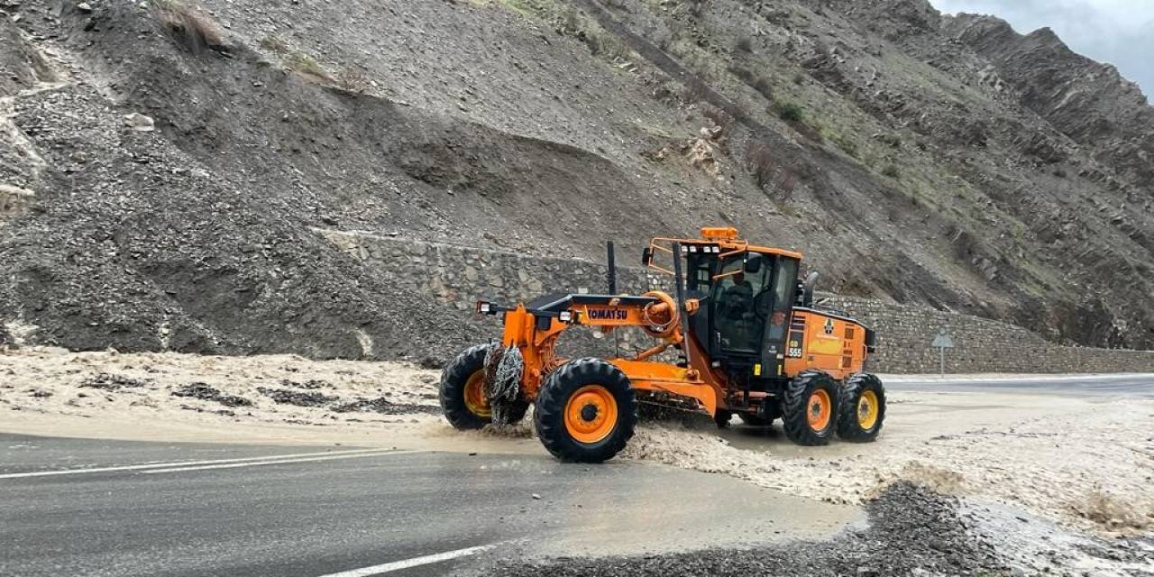 Hakkari-van Karayolu’nda Heyelan