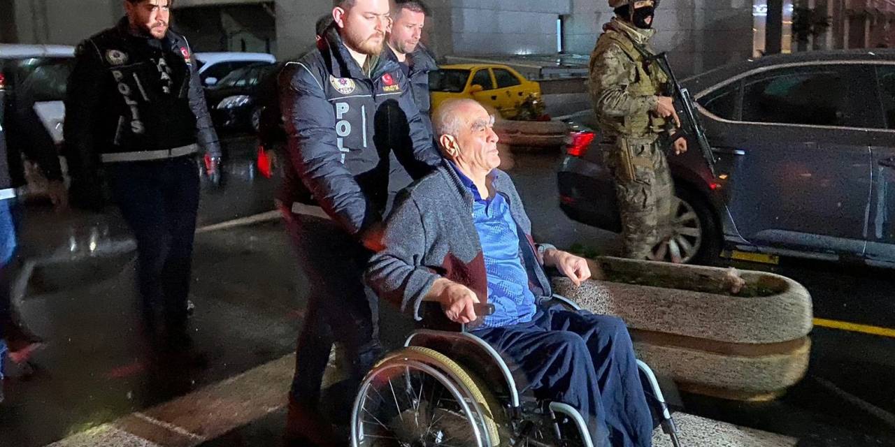 Uyuşturucu Baronu, Polisi Karşısında Görünce Ellerini Kaldırmış