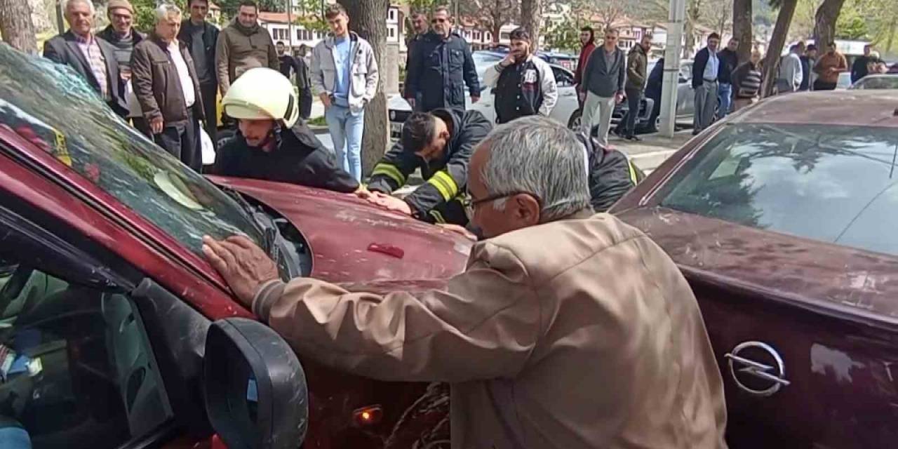 Amasya’da 5 Araç Birbirine Girdi, Yolda Paniğe Kapılan Adam Telefona Sarılıp Eşini Aradı