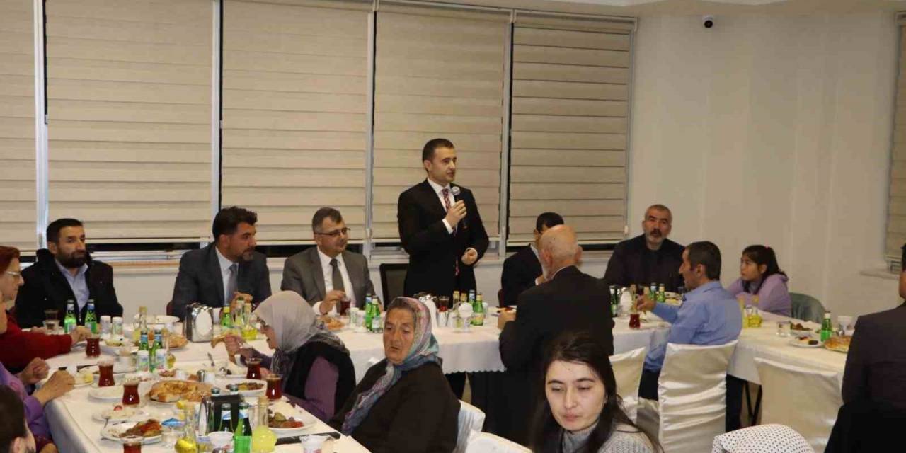 Emirdağ’da Protokol Üyeleri Yaşlı Ve Depremzedeler İle İftarda Buluştu