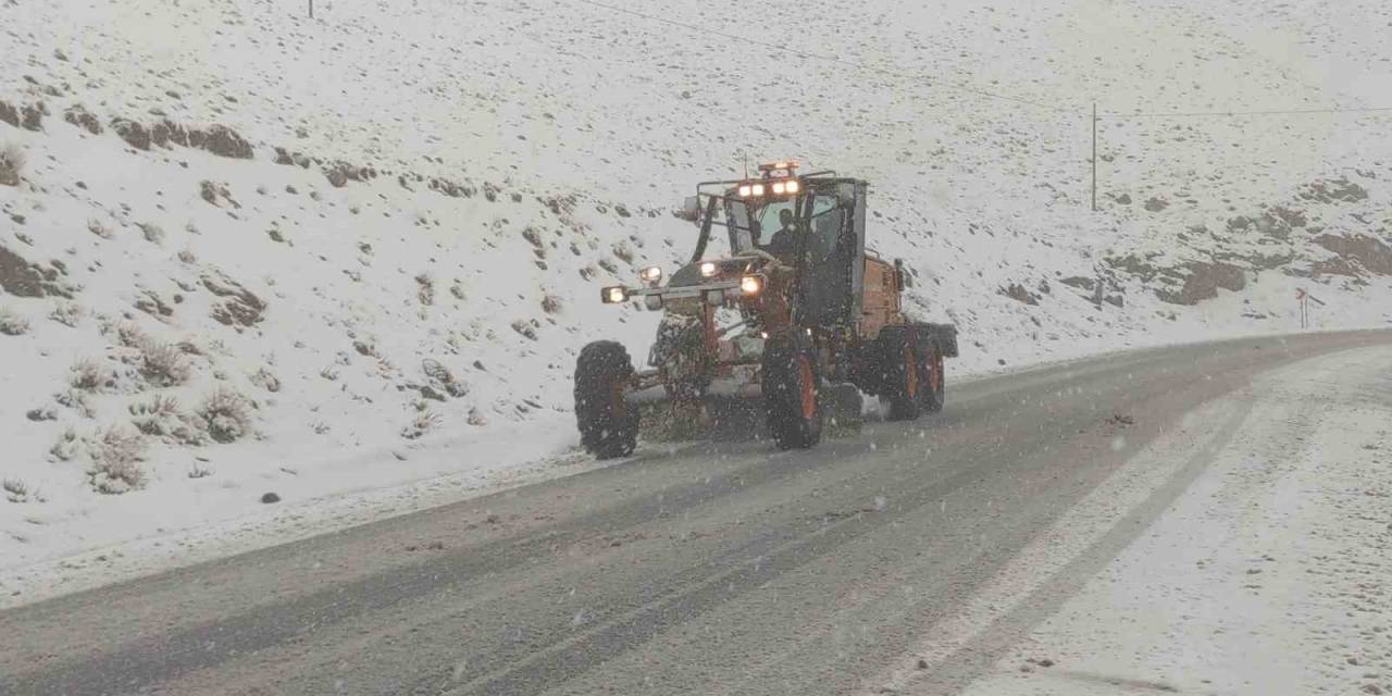 Van’da Kar Yağışı 2 Bin 730 Rakımlı Güzeldere Geçidi’nde Trafiği Olumsuz Etkiliyor