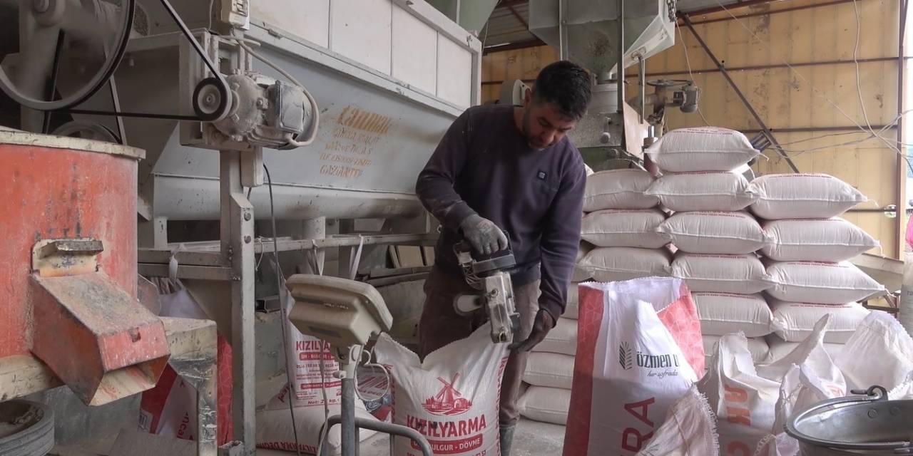 Değirmenini Ambara Taşıdı, Un Ve Bulgur Üretimine Geçti: "3-5 Kuruş Ekmek Paramız Çıktı"
