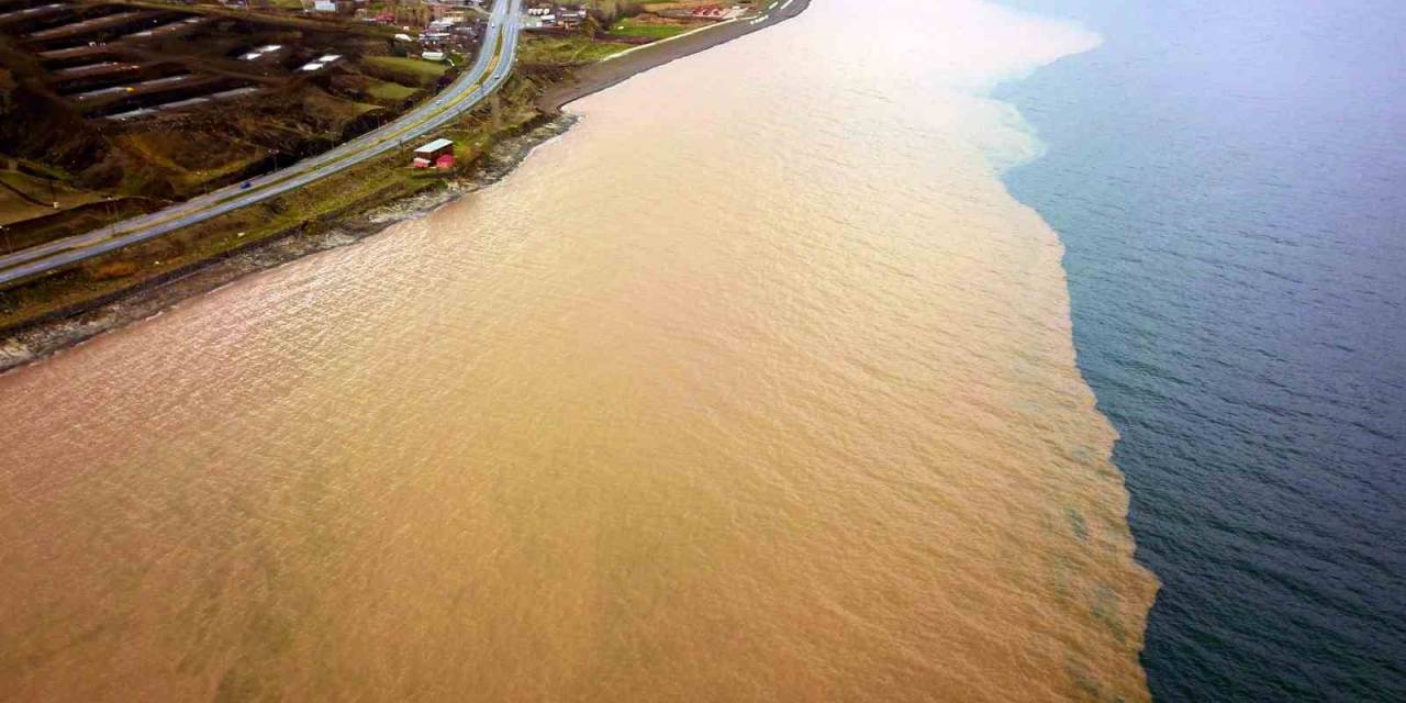 Sel Suları Van Gölü’nü Kahverengiye Boyadı