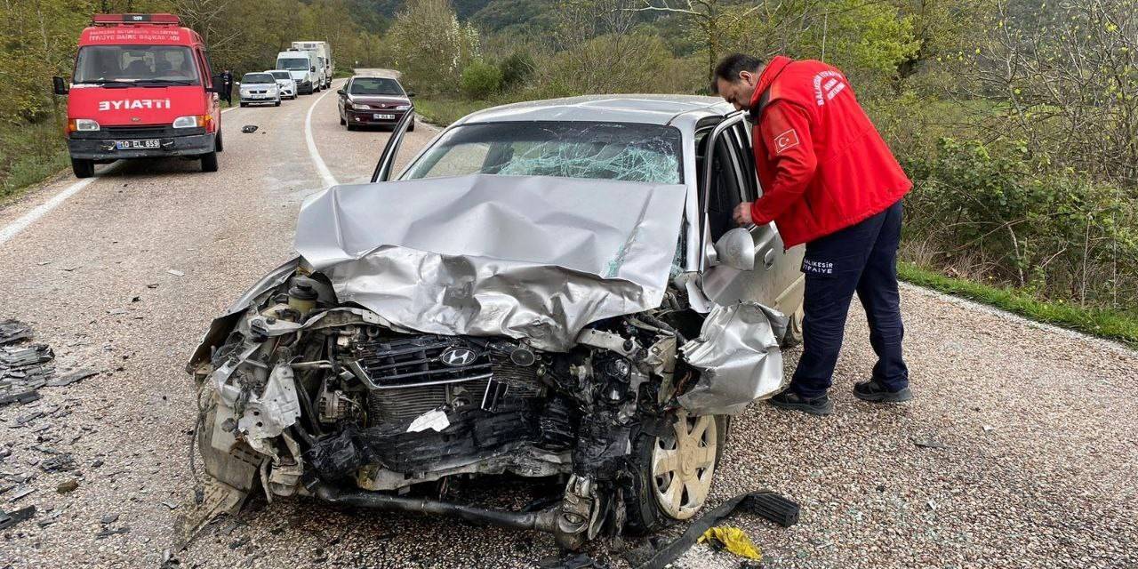 Balıkesir’de Otomobiller Kafa Kafaya Çarpıştı: 1 Ölü, 1 Yaralı