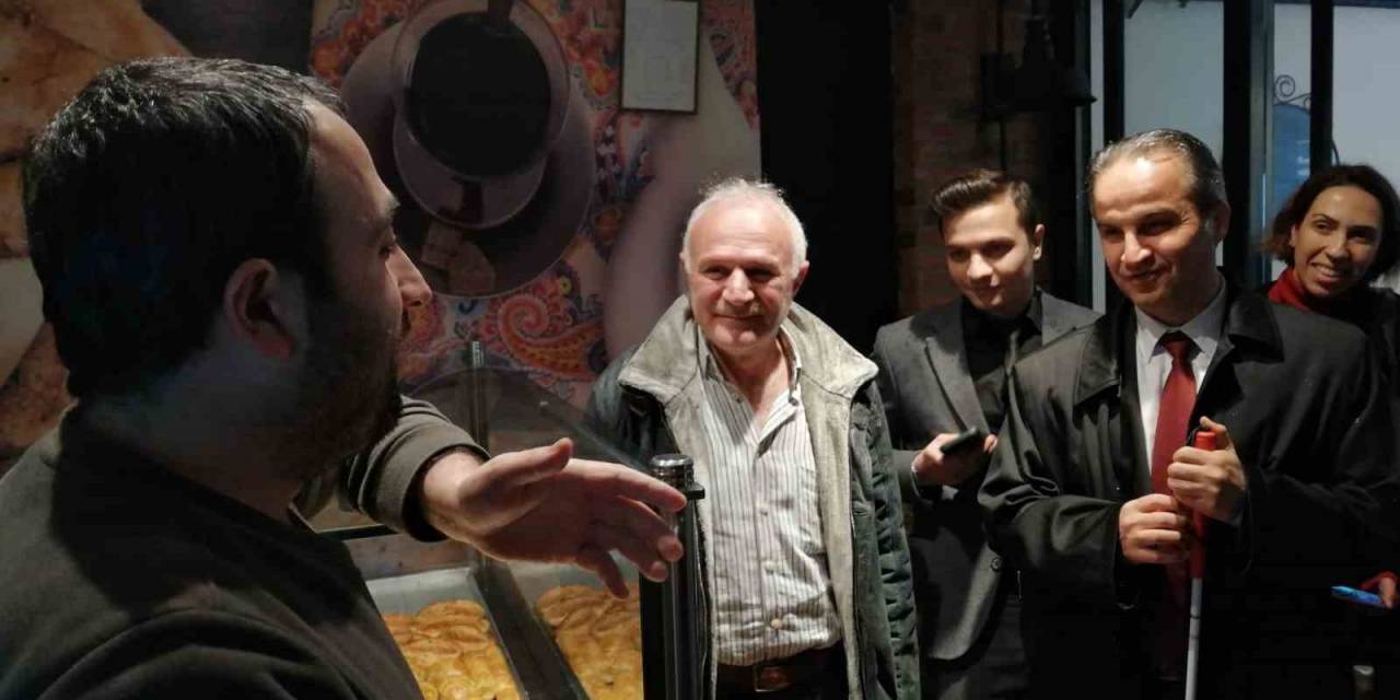 Ak Partili Görme Engelli Vekil Adayından Kadıköy Esnafına Ziyaret