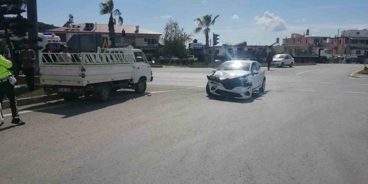 Antalya’da Otomobil İle Kamyonet Çarpıştı: 1 Yaralı