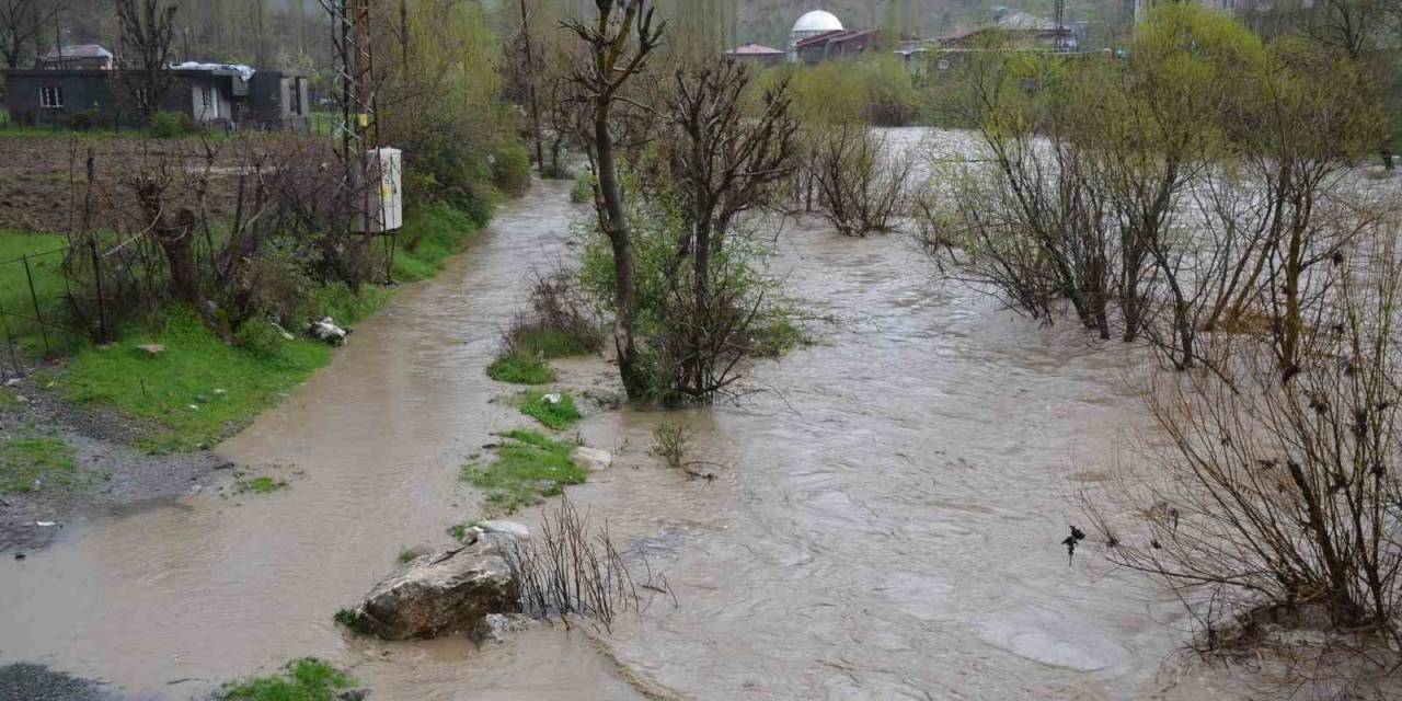 Şırnak’ta Sağanak Yağış Köprüleri Yıktı, Yolları Kapattı