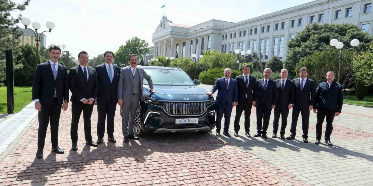 Özbekistan Cumhurbaşkanı Mirziyoyev, Yerli Otomobil Togg’u Teslim Aldı