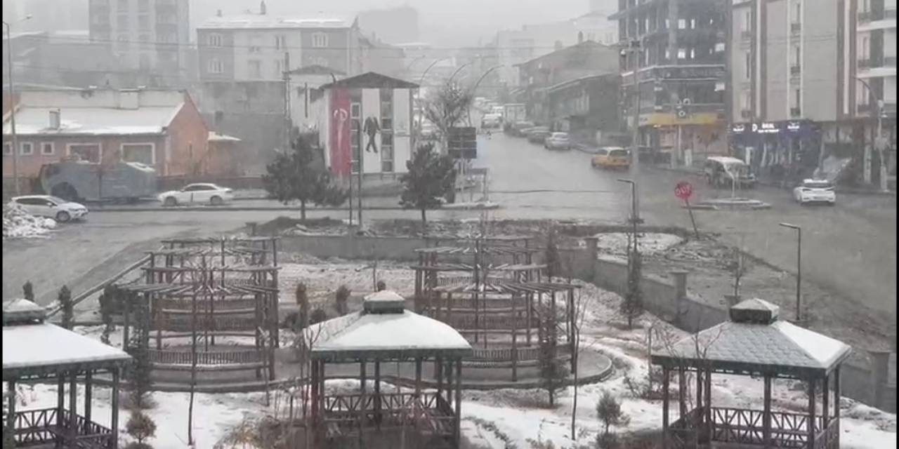 Başkale’de Kar Kalınlığı 20 Santimetreye Ulaştı