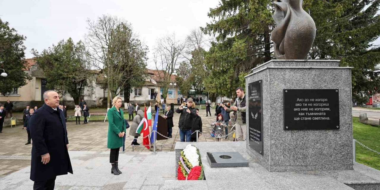 Dışişleri Bakanı Çavuşoğlu, Bulgaristan’da Şehitler Anıtını Ziyaret Etti