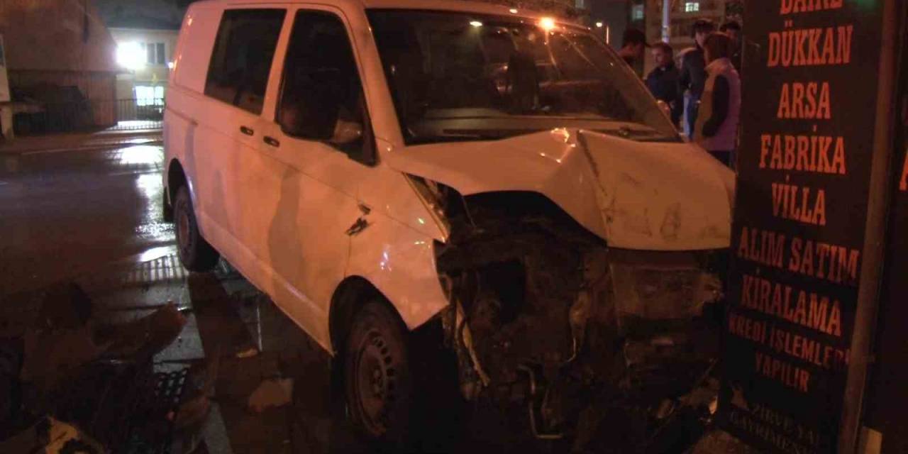 Sancaktepe’de Otomobil İle Minibüs Çarpıştı: 1 Yaralı