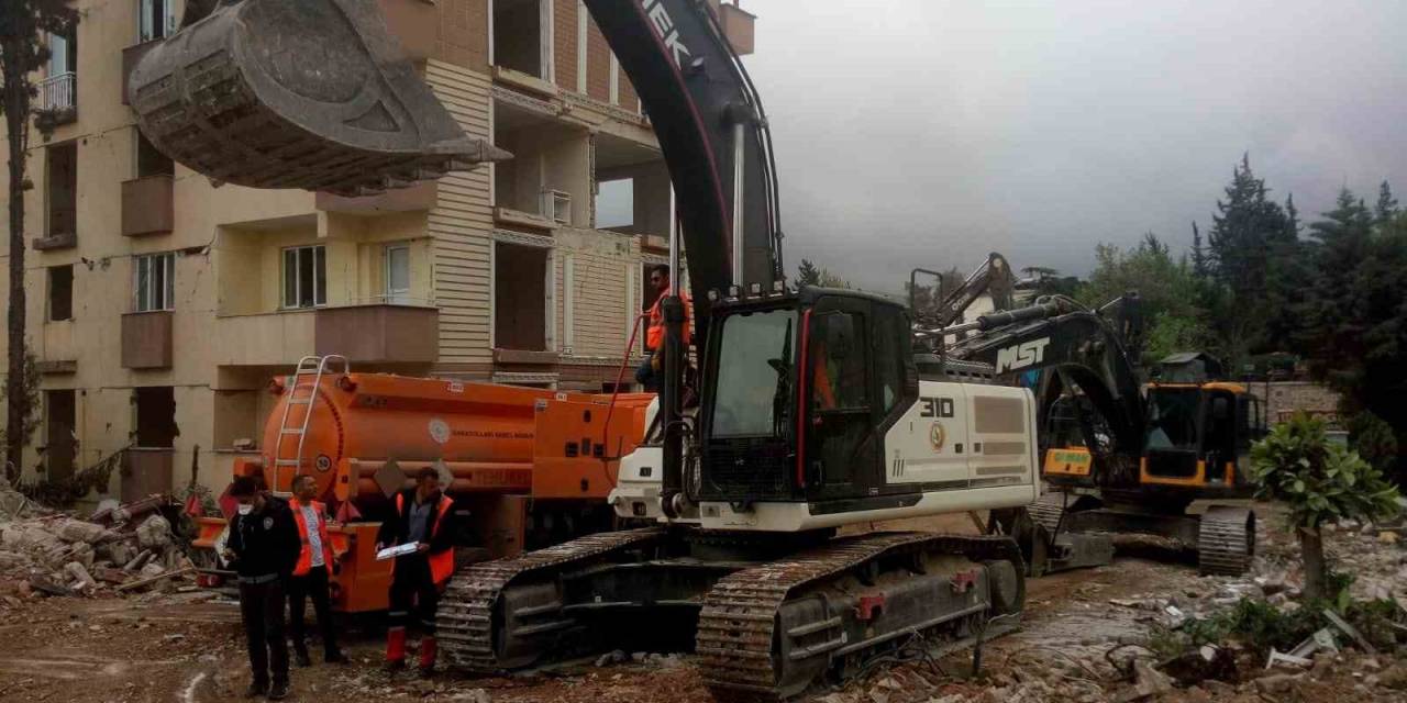 Orman Personeli Deprem Bölgesinde Yara Sarıyor