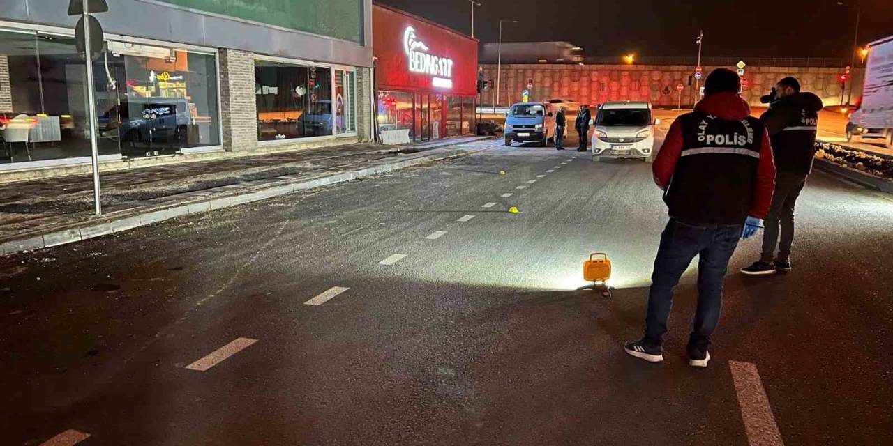 Araçtan Ateşlenen Tabancadan Çıkan Kurşunla Yaralandı