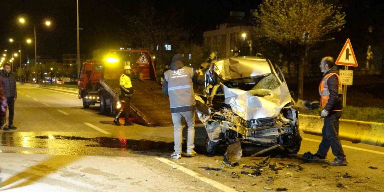 Kilis’te Hafif Ticari Araçla Tır Çarpıştı: 1 Yaralı