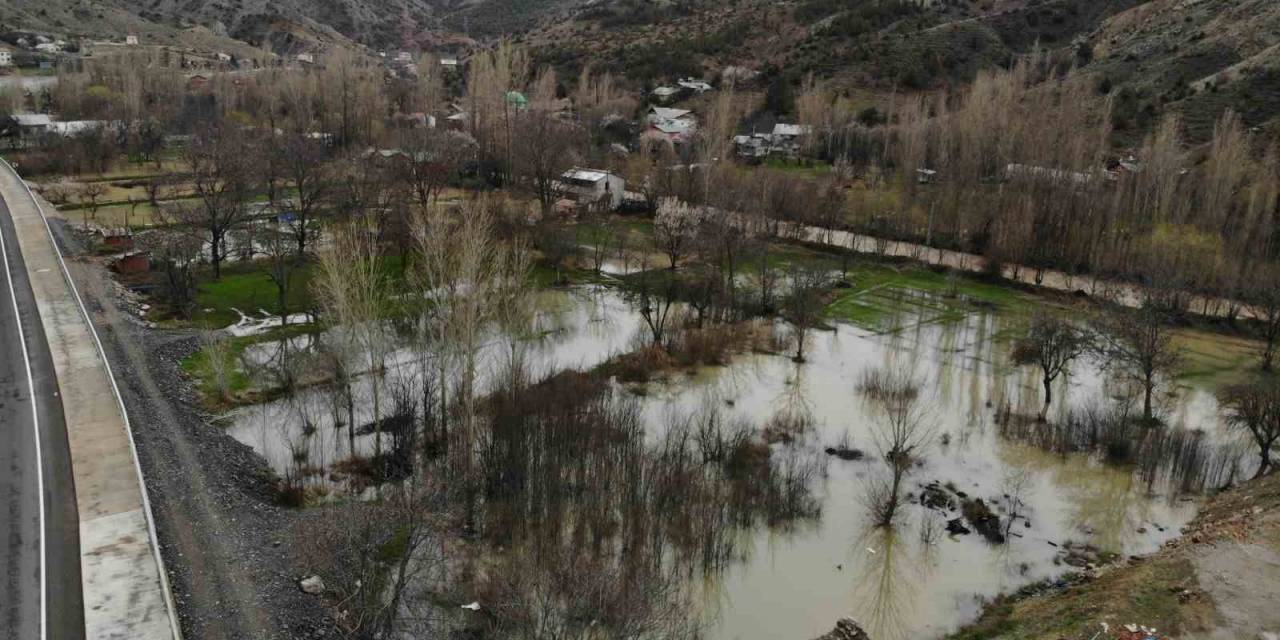 Gümüşhane’de Şiddetli Yağışların Ardından Taşan Harşit Çayı Nedeniyle Bahçeler Gölete Döndü
