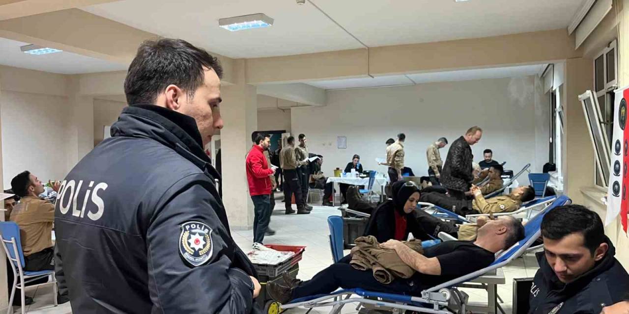 Bursa’da Yüzlerce Polis Ve Bekçi ‘asgari Düzey Uyarısı’ Yapan Kızılay’a Kan Dostu Oldu