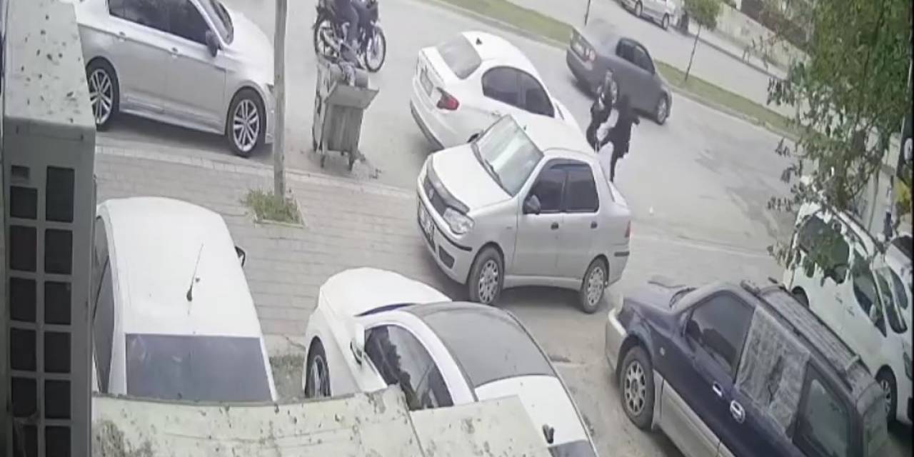 O Anlar Kamerada: Yanındaki Şahsı Tekmeledi, Aracın Önüne Atladı