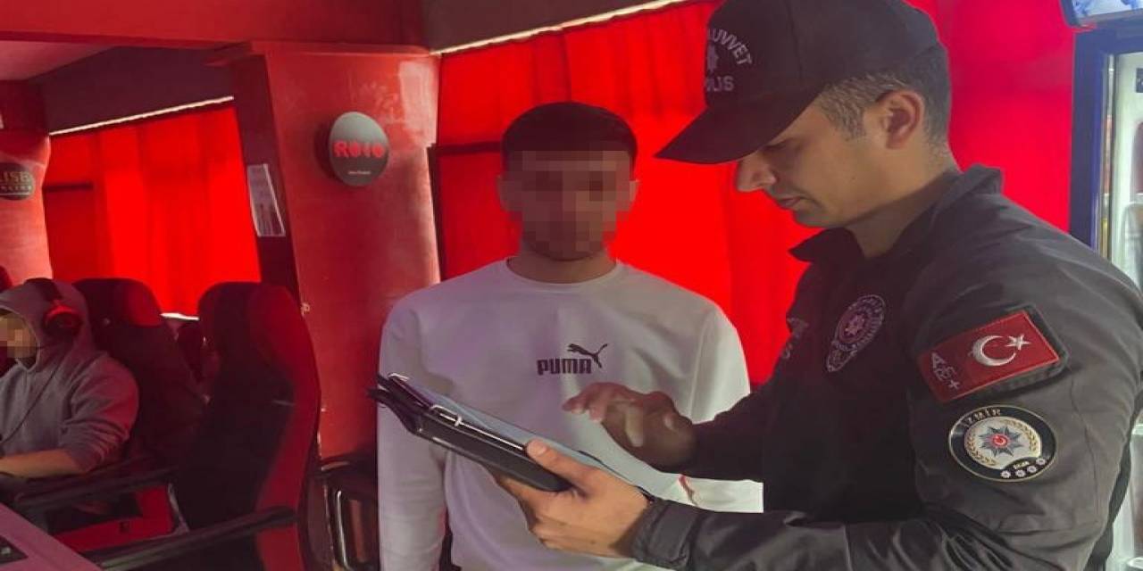 İzmir Polisinden Okul Çevrelerinde Sıkı Denetim