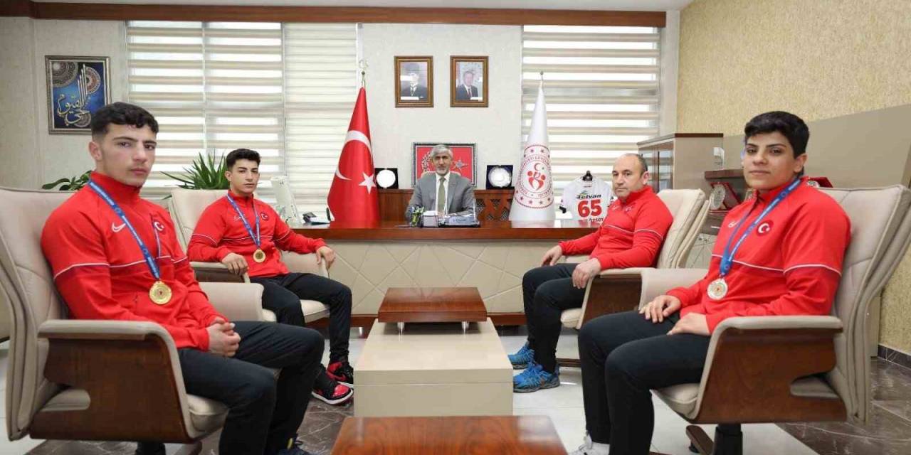 Şampiyon Boksörler Van’a Döndü