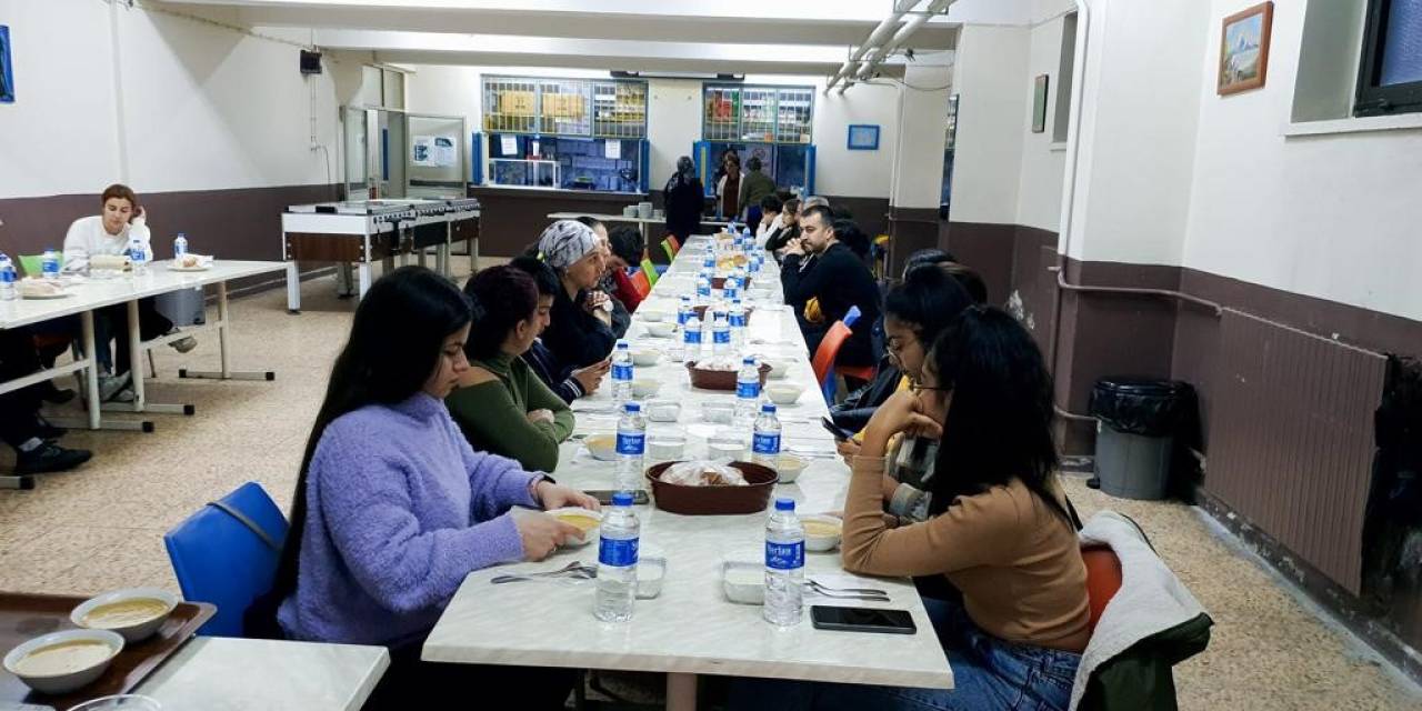 Aydın Lisesi’nde Depremzede Öğrenci Ve Velileri İftarda Buluştu