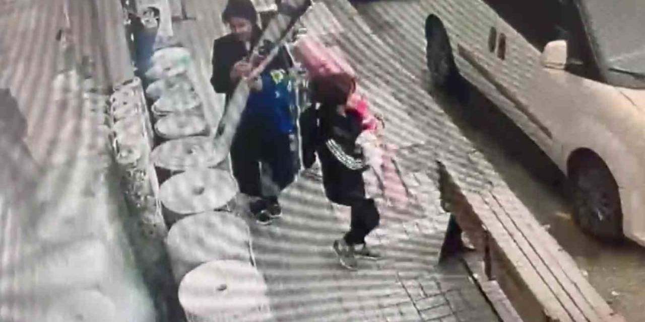 Ailece Geldiler, Müşteri Gibi Halılara Bakarak Böyle Çaldılar