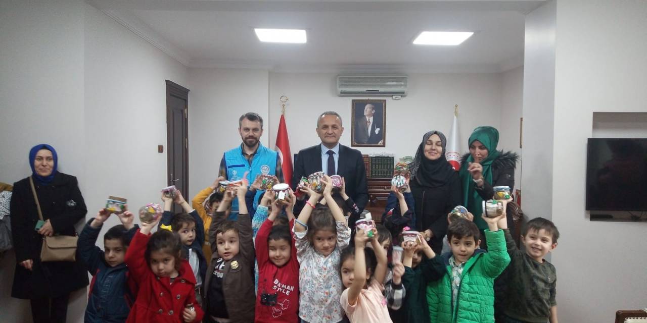 Afyonkarahisar’da Minikler Kumbaralarını Bağışladı