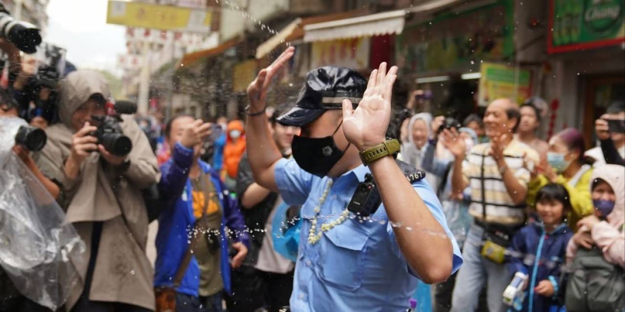 Hong Kong’da Polise Su Sıkan 2 Kişi Gözaltına Alındı