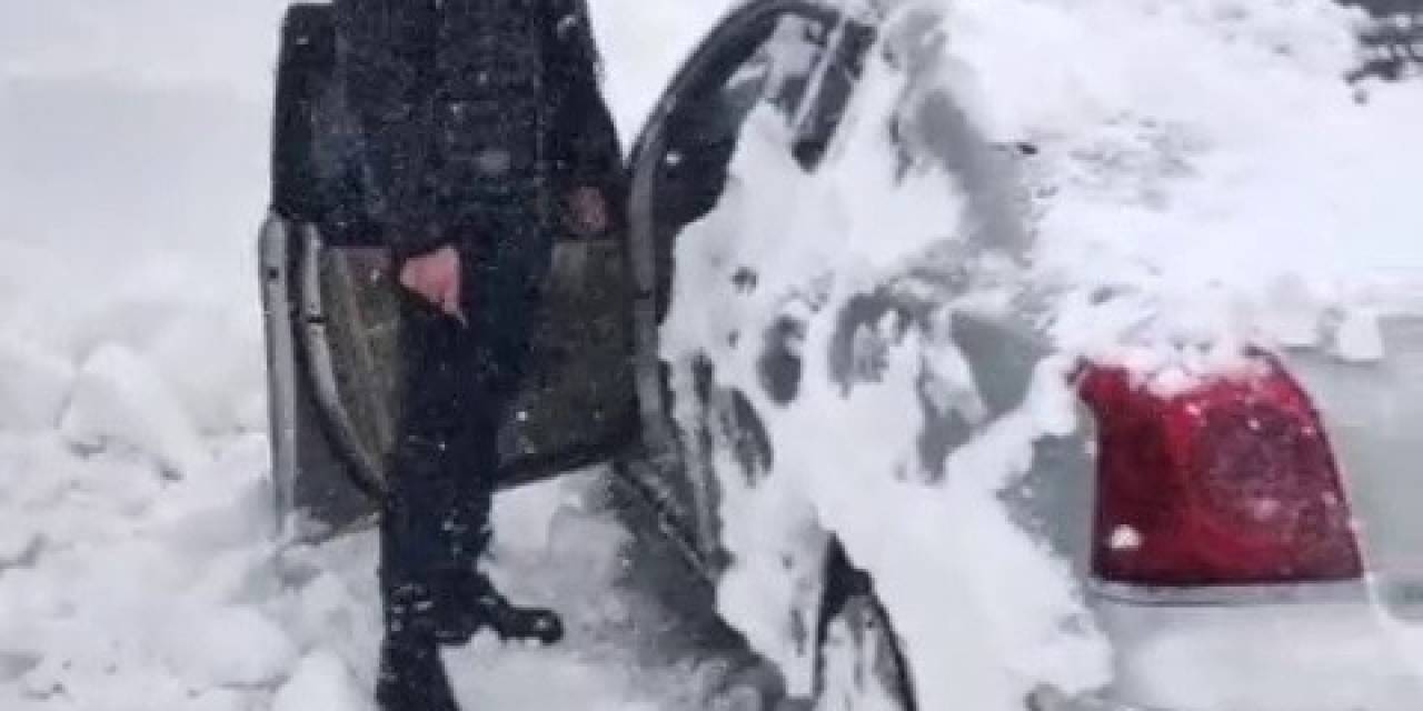 Nisan Ayında Yağan Kar Palandöken Yolunda Mahsur Bıraktı