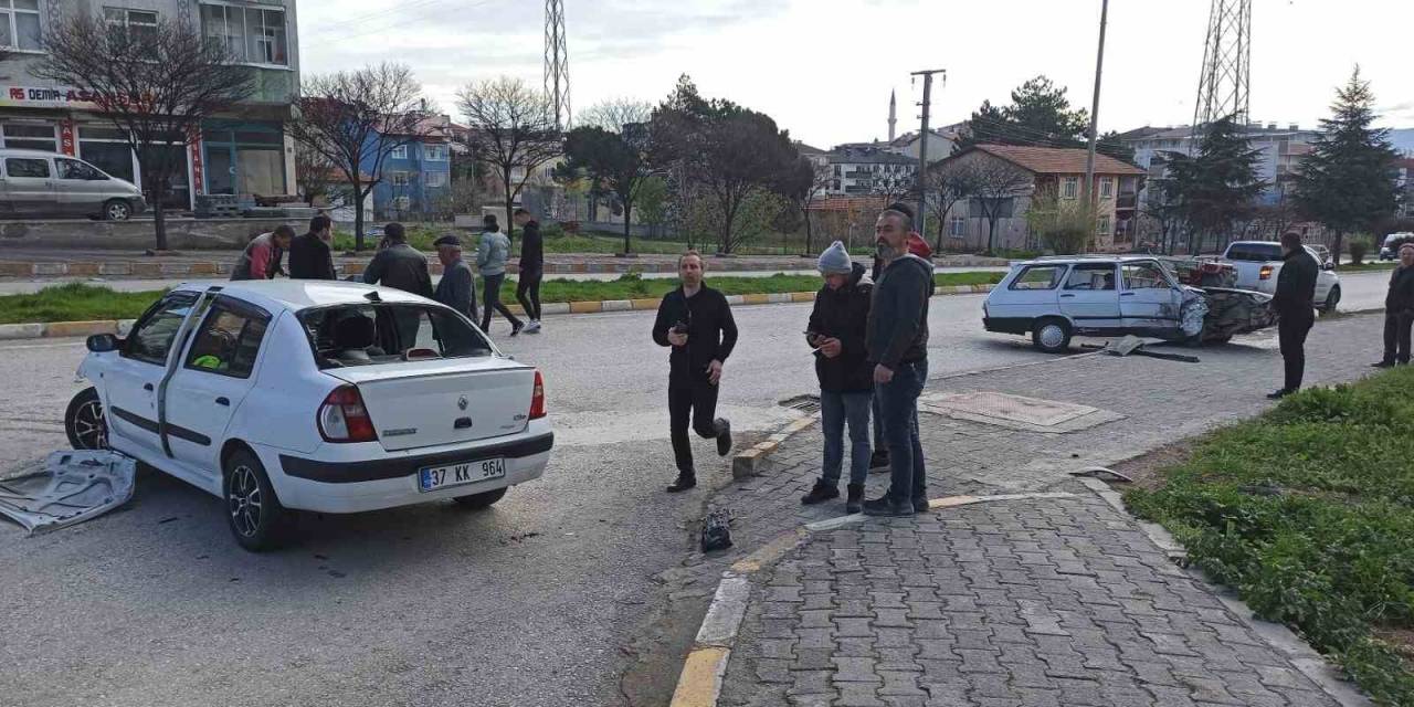 İki Otomobil Kavşakta Çarpıştı: 2 Yaralı