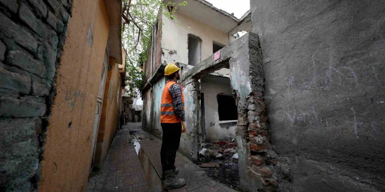 Bağlar’da Metruk Binalar Yıkılıyor