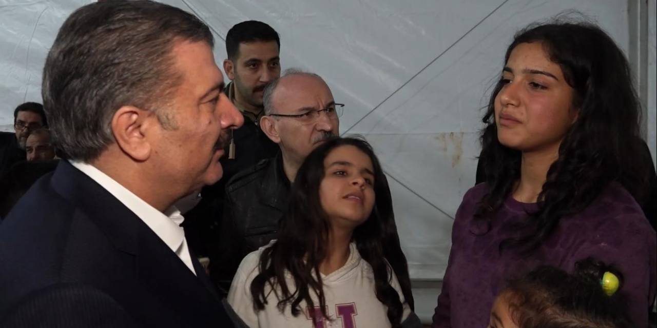 Depremzede Çocuk Bakan Koca’yı Duygulandırdı