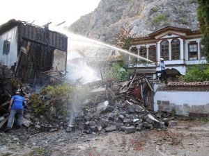 Amasya’da Tarihi Mahallede 2 Ev Yandı
