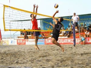 Samsun’da Plaj Voleybol Turnuvası Başladı