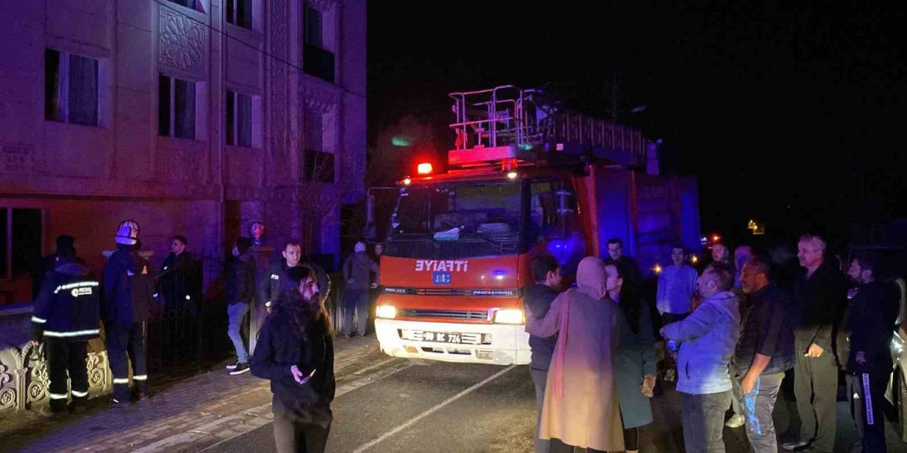 Bilgisayar Bomba Gibi Patladı, Mahalleli Yangınla Sokağa Döküldü