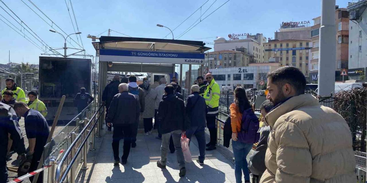 Güngören’de Tramvay Raydan Çıktı