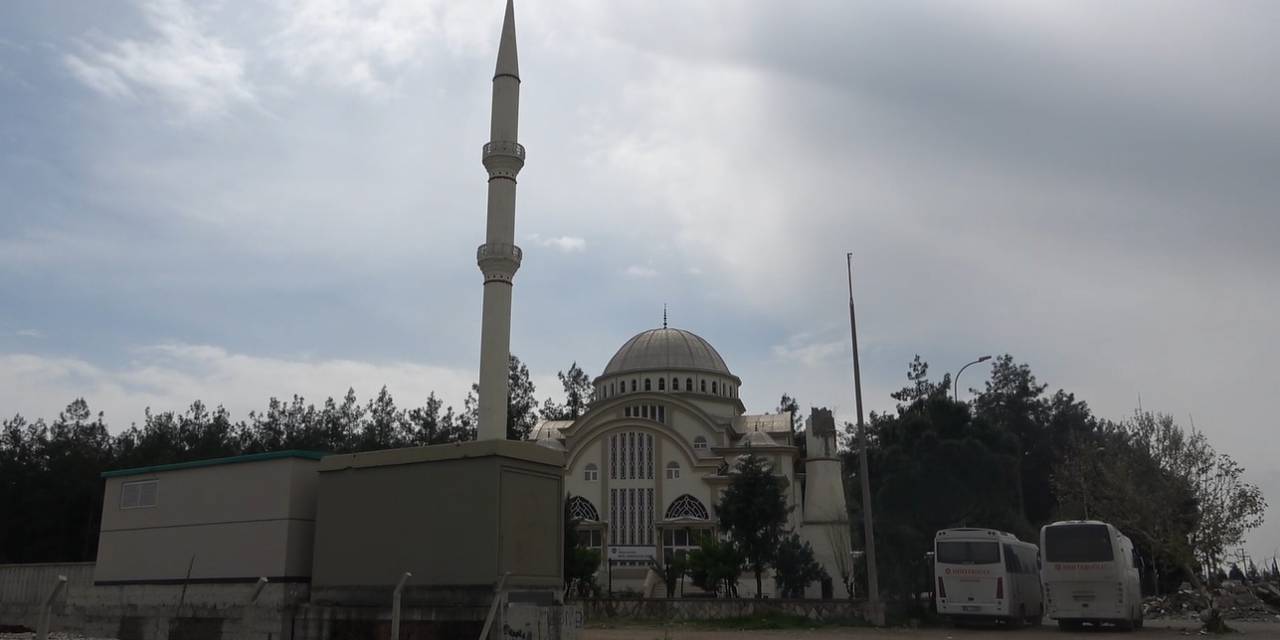 Depremin Vurduğu Camide Dikkat Çeken Görüntü: Minarelerden Biri Yıkıldı, Diğeri Kaldı