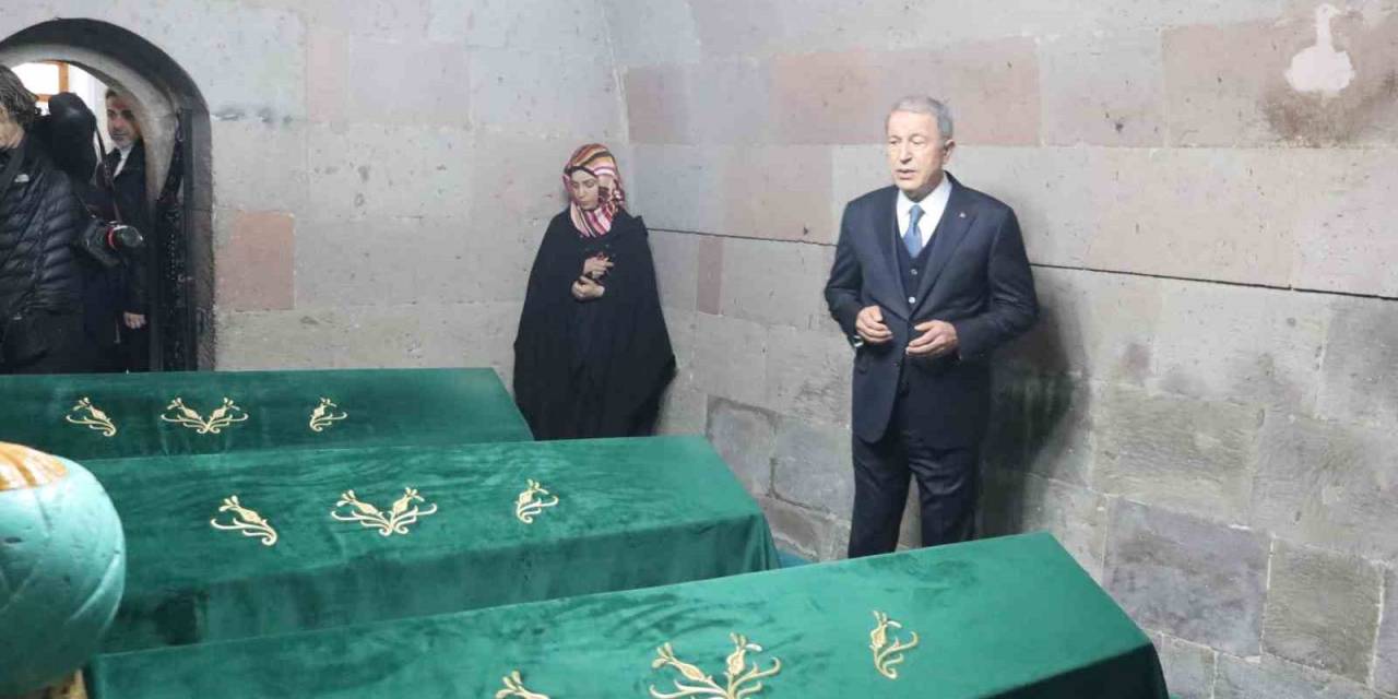 Bakan Akar Seçim Çalışmasına Türbe Ziyareti İle Başladı