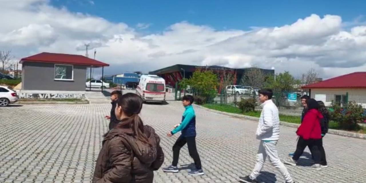 Öğrenciler 23 Nisan Provasında Fenalık Geçirdi