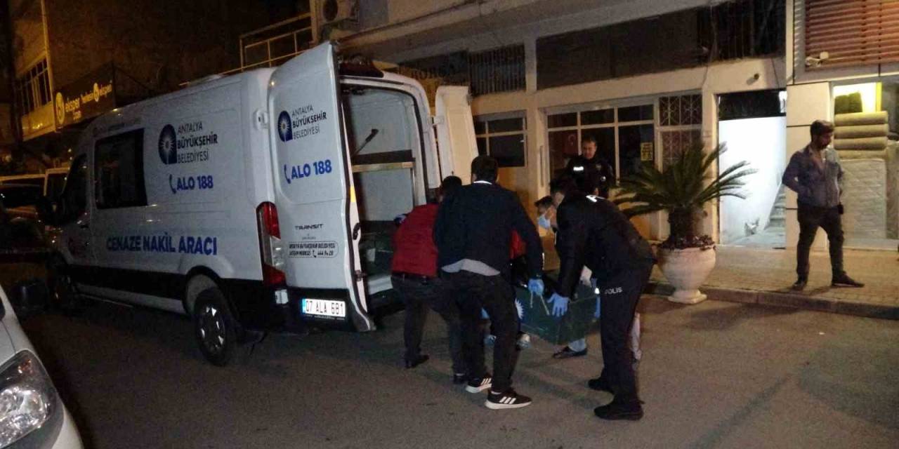 Eski Eşin İhbarı Polisi Alarma Geçirdi, Evden Bir Cenaze Ve 3 Köpek Çıktı