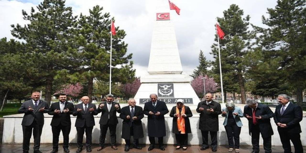 Bakan Akar, Özhaseki Ve Büyükkılıç’tan Kartal Şehitliğine Ziyaret