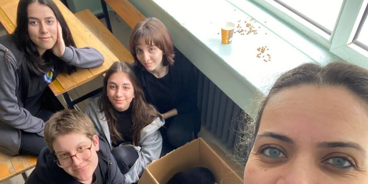 Ertuğrulgazi Lisesi’nin Maskotu ’gece’ İsimli Kedinin 4 Yavrusu Oldu