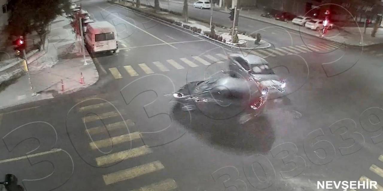 Yola Kontrolsüz Çıkan Araçlar Kazaya Sebep Oldu