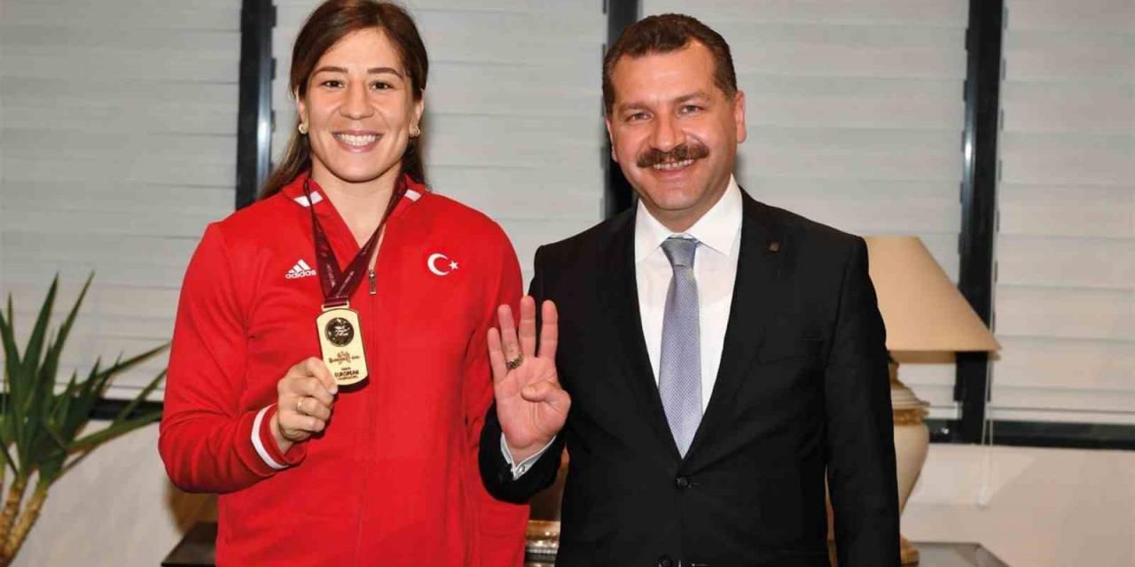 Milli Güreşçiler Adar Ve Aktürk, Hırvatistan’da Ay-yıldızlı Bayrağı Dalgalandıracak