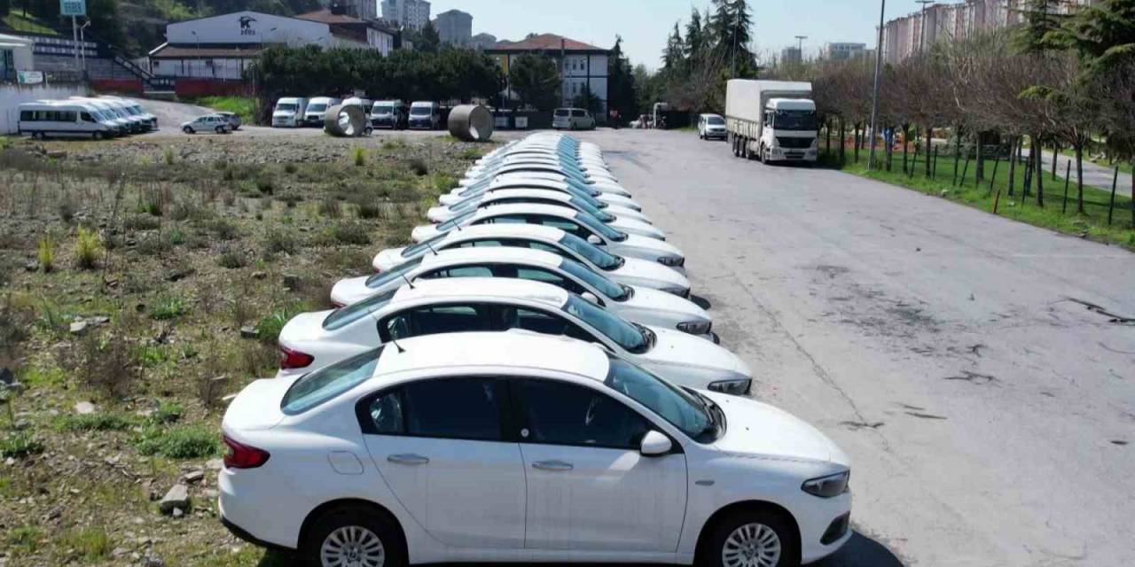 Başakşehir’de Boş Arazide Stoklanmış Araçlar Bulundu